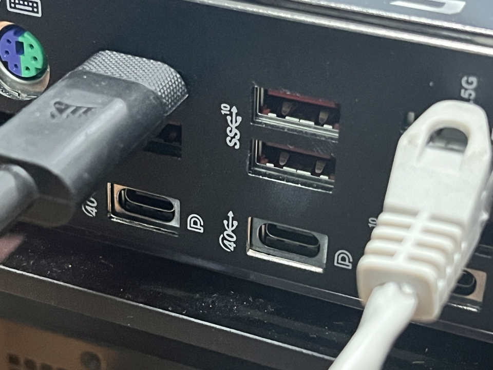 이번 기사에서는 메인보드의 USB 4 단자에 연결해봤는데, USB 4 단자에서 40GBps가 지원된다는 표식을 확인할 수 있었다.