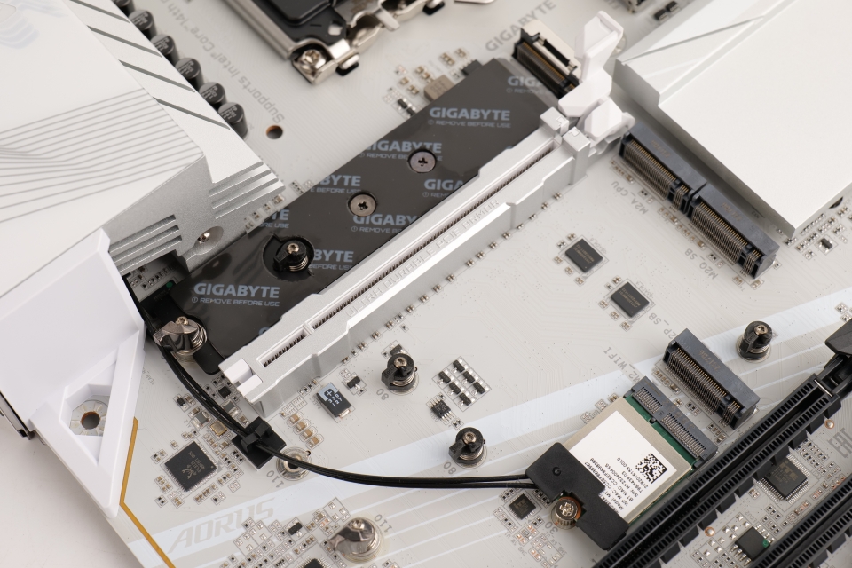 PCIe 슬롯은 최신 규격인 PCIe 5.0 규격이며, 일반적인 메인보드보다 10배에 달하는 지지력을 갖춘 PCIe UD Slot X가 적용됐다.