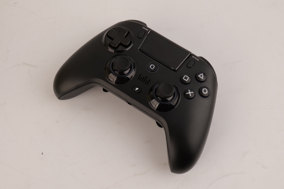 스파크 N5도 대칭형 디자인을 택해 빠르게 적응할 수 있고 플레이스테이션을 상징하는 도형 아이콘도 각인되어 있다.