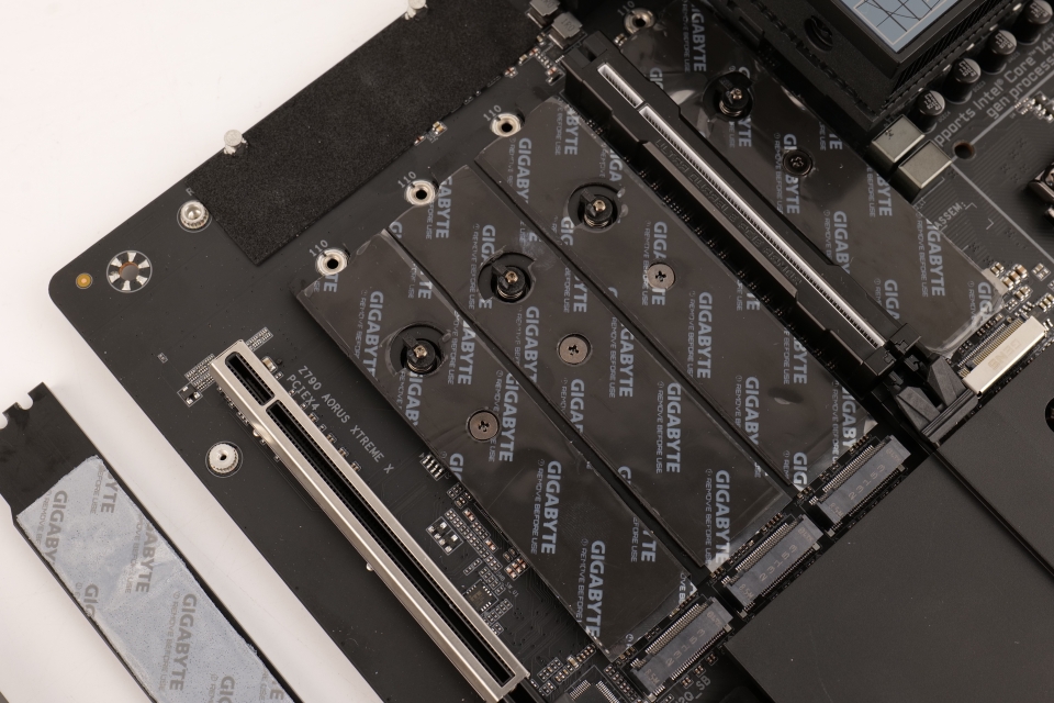 M.2 SSD 설치의 편의성을 높여줄 ‘EZ-Latch’ 디자인도 눈길을 끈다.