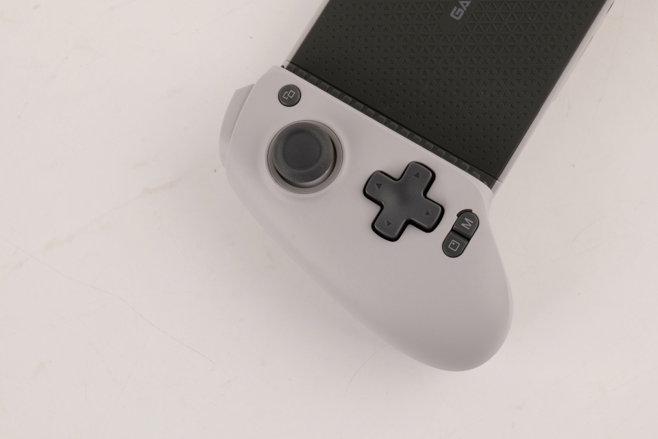 게임패드 왼쪽에는 부드럽게 눌리는 십자키와 캡처 버튼, 그리고 터보 및 후면 버튼 할당 등에 쓰이는 M 버튼이 있다.