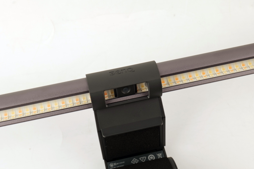 LED가 화면에 반사되지 않고 책상을 비추는 ‘비대칭 광학 설계’가 더해졌다.