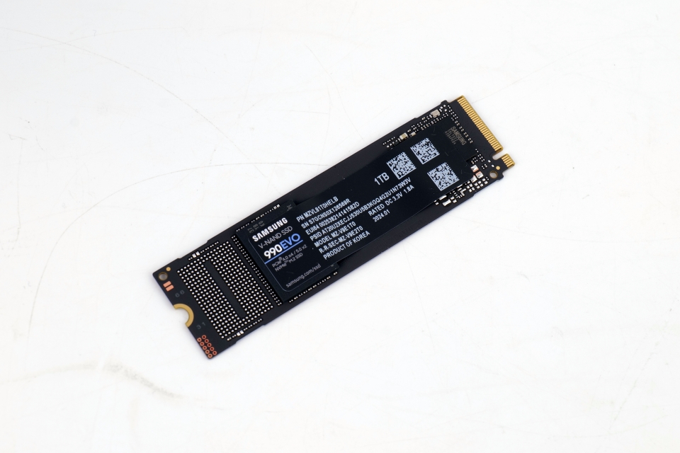 삼성전자 990 EVO는 기존 세대의 메인스트림 NVMe SSD를 대체하는 포지션에 있다.