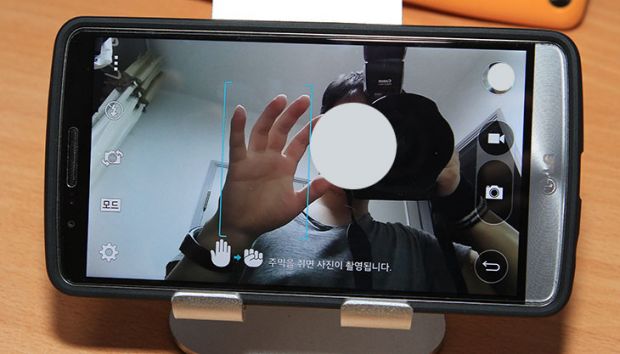 LG G3 카메라, 레이저 AF, 빠른 촛점, LG G3 사진, 샘플, IT, 모바일, 지3, LG, 엘지, G3 사진, LG G3 카메라는 레이저 AF를 이용해서 빠른 촛점 잡기 및 사진 찍기가 가능 합니다. 이번시간에는 실제로 찍은 사진 샘플도 살펴보면서 얼마나 성능이 좋아졌는지 사용 느낌을 전해보도록 하겠습니다. 스마트폰의 카메라 성능은 점점 계속 올라갔습니다. 그런데 LG G3 카메라는 화소적인 측면에서는 업그레이드는 없었습니다. 오히려 다른쪽으로 기능이 대폭 좋아졌는데요. 그중 하나가 레이저 AF 모듈의 탑재 입니다. 소니 F717을 써봤던 기억이 있는데요. 어두운 곳에서 촬영시에는 여러개의 레이저 포인터를 쏴서 그것으로 촛점을 맞추는 방식이었습니다. 그것과 비슷한 방식의 것이 LG G3 카메라에 추가가 되었습니다. 스마트폰으로 사진을 촬영시 촛점을 빨리 못잡을 때 상당히 답답한 느낌을 받게 되는데 LG G3는 그런 답답함 없이 상당히 빠른 고속 AF가 가능합니다. 게다가 더 정확해졌습니다. 카메라를 실행 후 촬영 버튼을 눌렀을 때 빠르고 정확하게 바로 사진이 찍히는 모습이 상당히 인상적이었습니다. 이 외에도 셀프카메라 그리고 연속 촬영에서도 달라진 점이 있는데 아래에서 살펴보도록 하겠습니다.