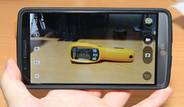 LG G3 카메라, 레이저 AF, 빠른 촛점, LG G3 사진, 샘플, IT, 모바일, 지3, LG, 엘지, G3 사진, LG G3 카메라는 레이저 AF를 이용해서 빠른 촛점 잡기 및 사진 찍기가 가능 합니다. 이번시간에는 실제로 찍은 사진 샘플도 살펴보면서 얼마나 성능이 좋아졌는지 사용 느낌을 전해보도록 하겠습니다. 스마트폰의 카메라 성능은 점점 계속 올라갔습니다. 그런데 LG G3 카메라는 화소적인 측면에서는 업그레이드는 없었습니다. 오히려 다른쪽으로 기능이 대폭 좋아졌는데요. 그중 하나가 레이저 AF 모듈의 탑재 입니다. 소니 F717을 써봤던 기억이 있는데요. 어두운 곳에서 촬영시에는 여러개의 레이저 포인터를 쏴서 그것으로 촛점을 맞추는 방식이었습니다. 그것과 비슷한 방식의 것이 LG G3 카메라에 추가가 되었습니다. 스마트폰으로 사진을 촬영시 촛점을 빨리 못잡을 때 상당히 답답한 느낌을 받게 되는데 LG G3는 그런 답답함 없이 상당히 빠른 고속 AF가 가능합니다. 게다가 더 정확해졌습니다. 카메라를 실행 후 촬영 버튼을 눌렀을 때 빠르고 정확하게 바로 사진이 찍히는 모습이 상당히 인상적이었습니다. 이 외에도 셀프카메라 그리고 연속 촬영에서도 달라진 점이 있는데 아래에서 살펴보도록 하겠습니다.