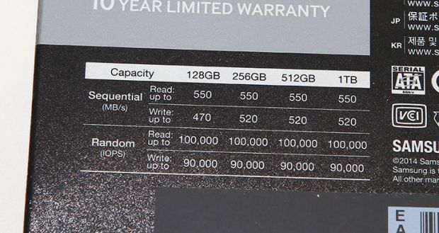 삼성 SSD 850 Pro 256GB 후기, 성능, 벤치마크,850 Pro 후기,SSD 850 PRO,IT,IT제품리뷰,후기,사용기,3D V-NAND Technology,V낸드,3D V낸드,적측,10년워런티,워런티,10년,삼성 SSD,삼성 SSD 850 Pro 256GB 후기를 올려봅니다. 성능 벤치마크 결과는 상당히 수준급이었는데요. 840 Pro에서 850 프로 로 넘어오면서 크게 바뀐점은 3D V-NAND Technology이 적용 된 점입니다. 삼성전자가 세계최초로 시도한 기술인데요. 삼성 SSD 850 Pro 256GB 후기를 적으면서 이 내구도에 대한 부분을 다 테스트하진 못하겠지만 성능이 얼마나 올라갔는지 그리고 쓰기 속도에서 더티테스트 결과가 얼마나 좋아졌는지 살펴보도록 하겠습니다. SSD는 기술발전도 치열하지만 가격에 대한 경쟁도 상당히 치열합니다. 그런데 삼성 SSD 850 Pro 256GB 제품은 가격이 다른 제품보다는 조금은 고가에 형성되어있습니다. 하지만 그래도 많은 유저들에게 관심을 받는 이유는 성능때문입니다. SSD는 쓰기시 수명이 떨어지는 내구도 문제가 있지만 삼성은 3D V-NAND Technology를 적용해서 낸드를 종전의 2차원 셀을 3차원 수직 구조로 쌓아 올려 평면 구조에 비해 집적도를 획기적으로 높인 기술 입니다. 최근 메모리 공정이 10나노급까지 올라가면서 셀간격이 좁아져 간섭현상이 심해졌는데 그것을 극복하기 위한 기술이 적용된 것이죠. 삼성 SSD 850 Pro는 셀간의 간섭이 크게 줄어서 쓰기 속도와 수명, 전력효율이 크게 개선이 되었습니다. 그런 이유로 이 제품은 기존에 5년 워런티에서 크게 늘려 10년의 워런티를 제공 합니다