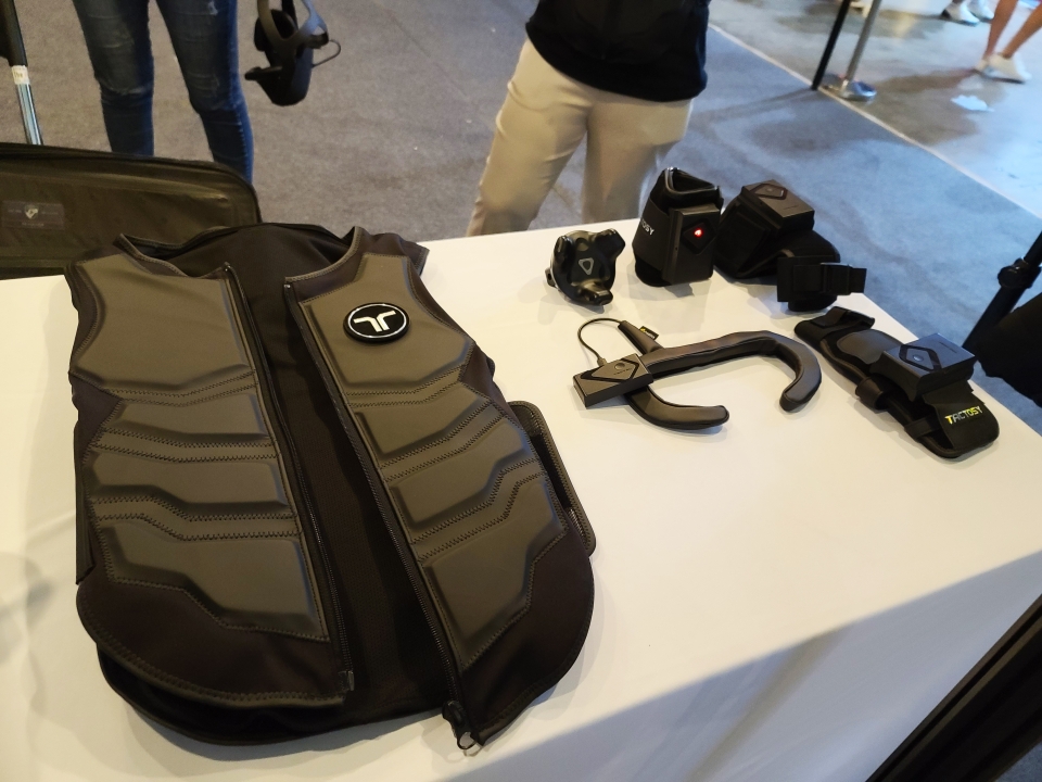 TactSuit를 착용하면 모션 센서를 통해 VR게임에서의 총격이나 폭발음 등을 몸으로 느낄 수 있다.