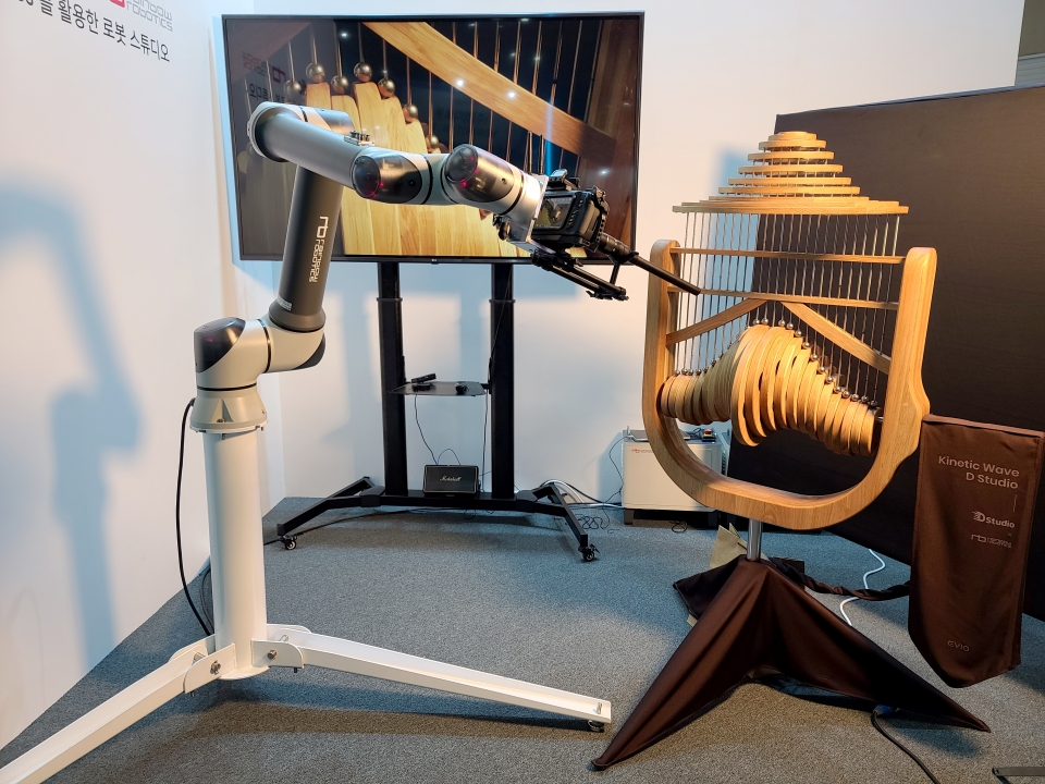 레인보우로보틱스는 자사의 협동로봇을 활용한 로봇 스튜디오를 전시했다.