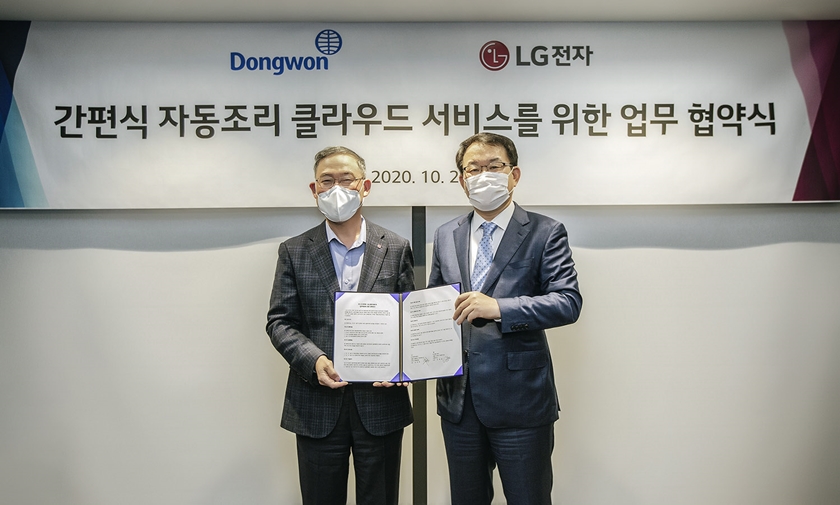 왼쪽부터 LG전자 H&A사업본부장 송대현 사장과 동원F&B 김재옥 대표가 업무협약을 체결하고 기념촬영을 하고 있다