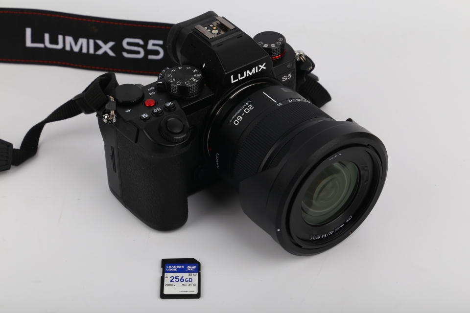 4K 60프레임 촬영까지 지원하는 미러리스 카메라 ‘루믹스 S5’도 UHS-II를 지원한다.
