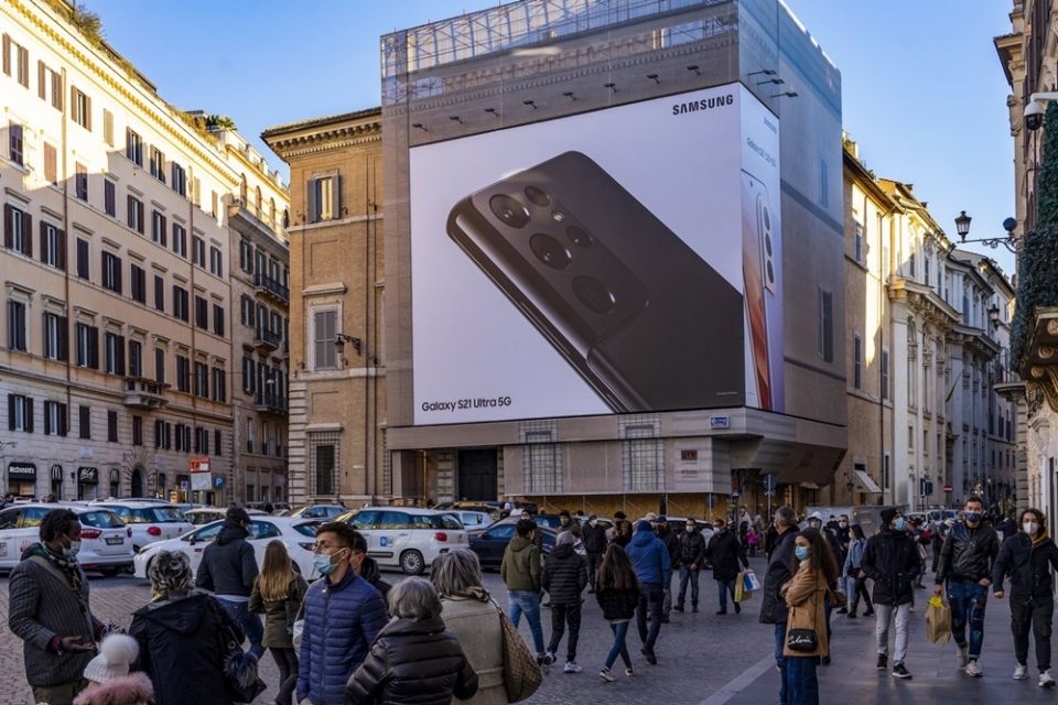 이탈리아 로마 스페인 광장(Piazza di Spagna)에 설치된 갤럭시 S21 옥외 광고 모습
