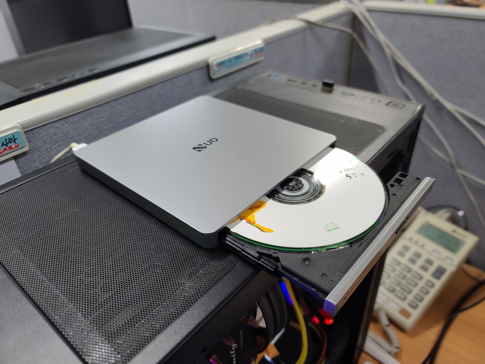 USB로 데스크톱과 UD10NS10을 연결하면 CD를 사용할 수 있다.