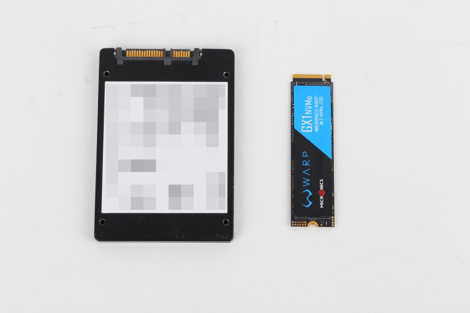 마이크로닉스 WARP GX1과 일반 2.5인치 SSD 크기를 비교해봤다. 척 봐도 사이즈가 훨씬 작음을 확인할 수 있다.