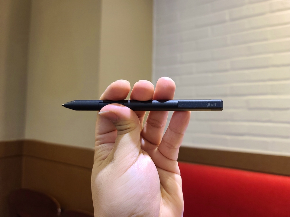일반 볼펜과 유사한 디자인의 스타일러스 펜을 쓸 수 있다.