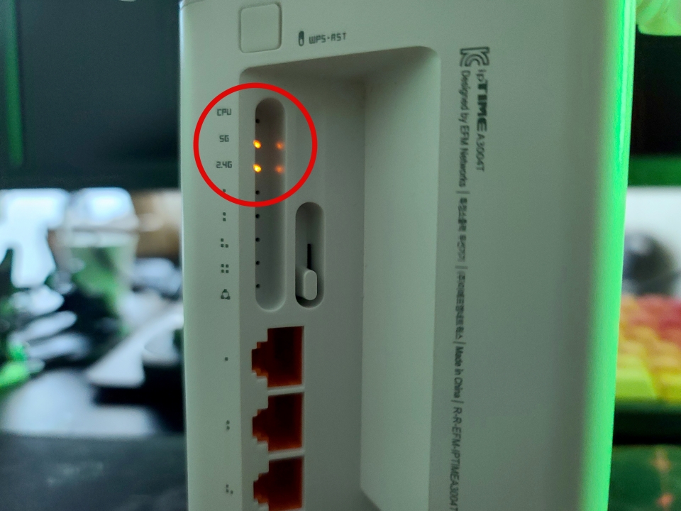 에이전트 공유기에서 뒷면의 WPS 버튼을 누른다. 5G 대역 LED와 2.4GHz 대역 LED가 동시에 깜빡거리면 연결이 제대로 된 것이다.