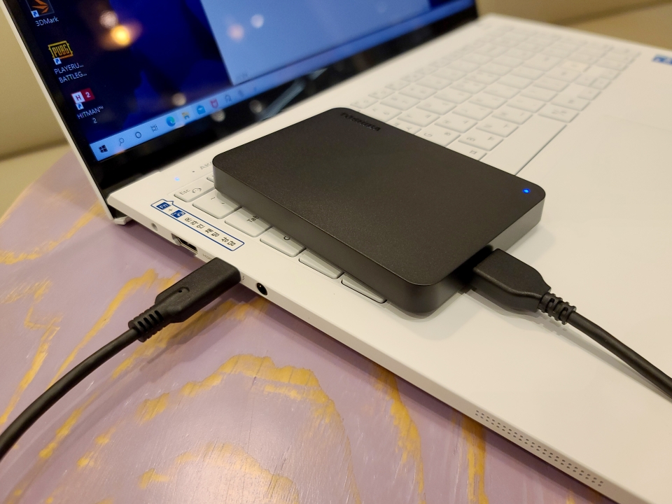 실제 노트북의 타입C 포트와 연결한 모습이다. USB 3.2 Gen1 인터페이스와 연결하자 외장하드의 LED가 파랗게 빛난다.