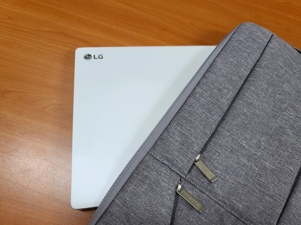 크기도 작고 두께도 얇아 가방이나 노트북 파우치에 쉽게 넣을 수 있다.