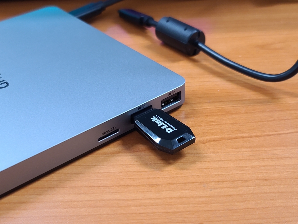 히타치엘지데이터스토리지 UD10NS10에는 측면에 USB 커넥터가 있어 외장ODD를 USB 허브 스테이션처럼 활용할 수 있다.