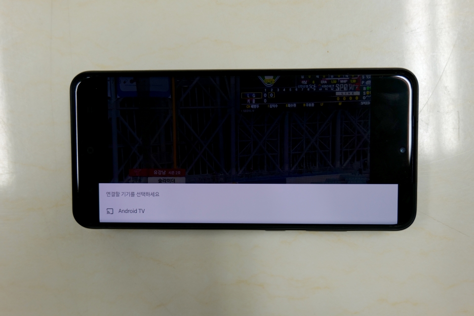 가로모드에서 우측 상단의 크롬캐스트 버튼을 선택하고 하단의 'Android TV'를 선택한다. 더함 U751UHD에는 크롬캐스트가 내장되어 있어 별도로 크롬캐스트를 구입해 장착할 필요가 없다.