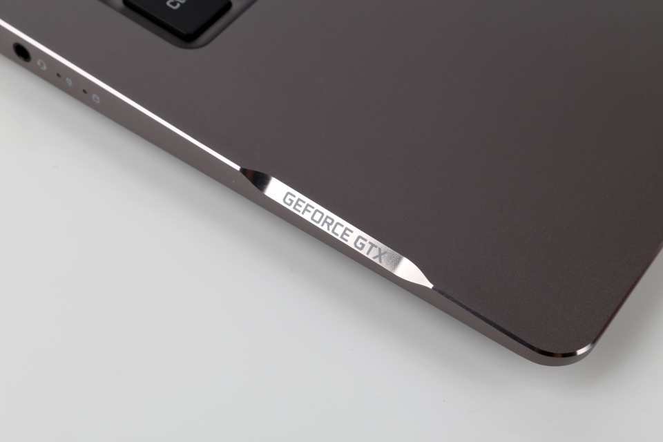 ‘GEFORCE GTX’가 새겨진 엣지로 고성능 노트북임을 강조했다.