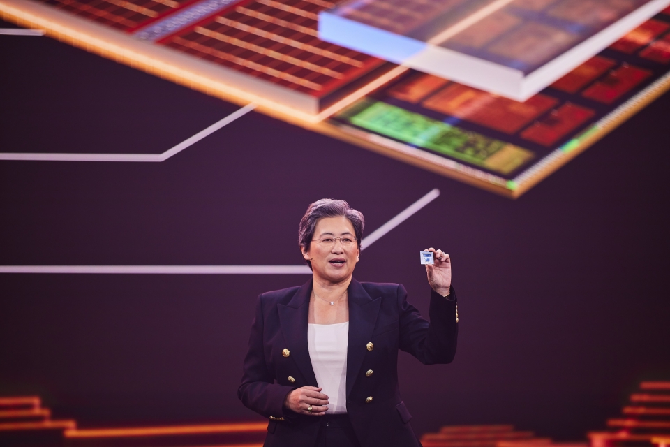 컴퓨텍스 2021에서 RDNA 2 아키텍처 기반 라데온 모바일 그래픽 카드를 소개하는 AMD CEO 리사 수(Lisa Su) 박사.