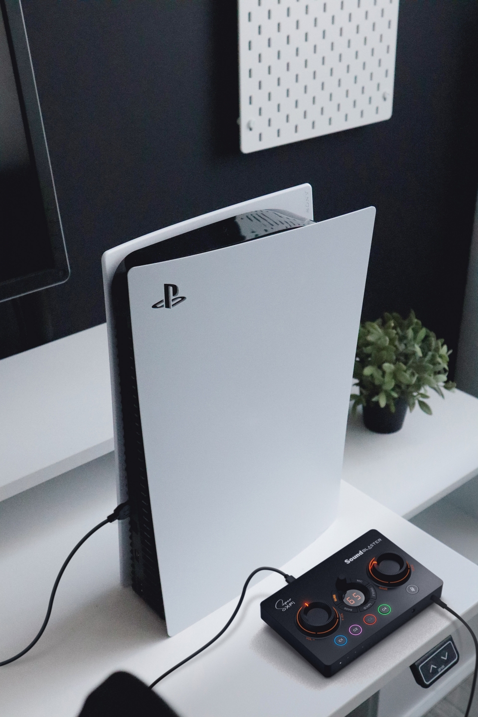 PS5와 연결해 최신 게임 속 사운드를 더 박진감 있게 즐길 수 있다.