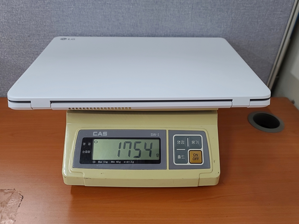 노트북 본체 실측 무게는 1.754kg으로 나타났다.