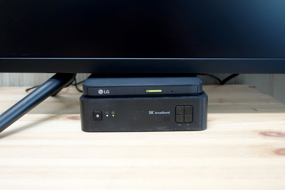 스마트 TV의 USB 포트를 통해 KP99YB70을 TV에 연결한다.