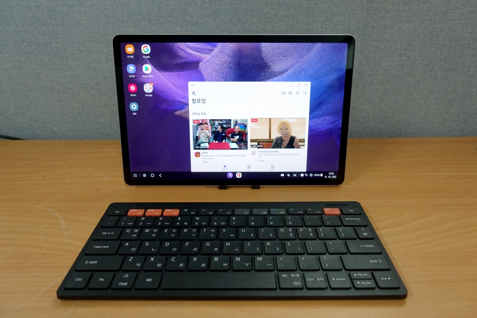 삼성 덱스를 실행하면 PC와 유사한 환경에서 노트북을 사용할 수 있다.
