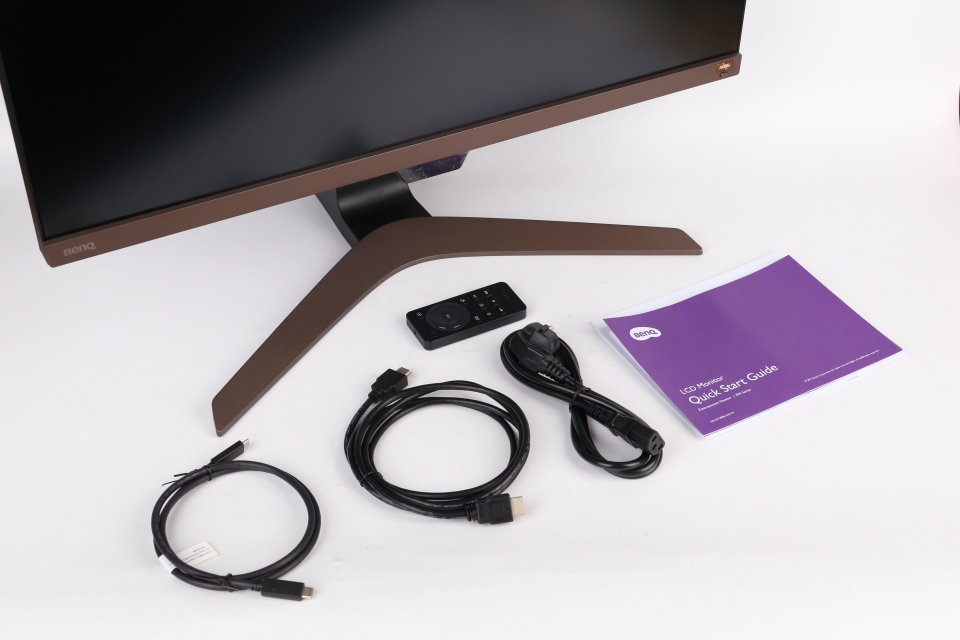 모니터 본체 외에 전원 케이블, HDMI 케이블, USB Type-C to C 케이블, 무선 리모컨, 사용자 설명서가 기본 제공된다.