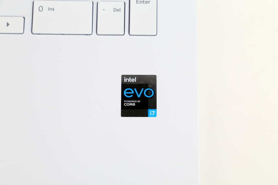 인텔 Evo 플랫폼을 획득한 고성능 초경량 노트북이다.