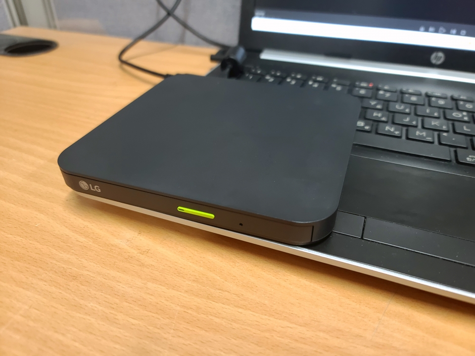 노트북과 KP99YB70을 USB 케이블로 연결하고 CD를 삽입한다.