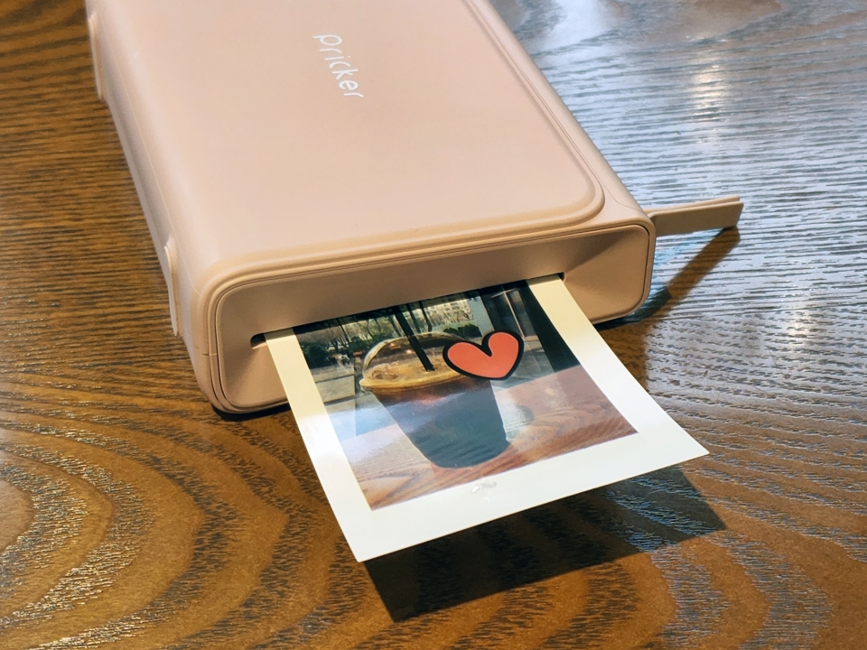 Pricker를 스마트폰과 연결하고 포토 카트리지를 넣으면 원하는 사진을 인쇄할 수 있다.