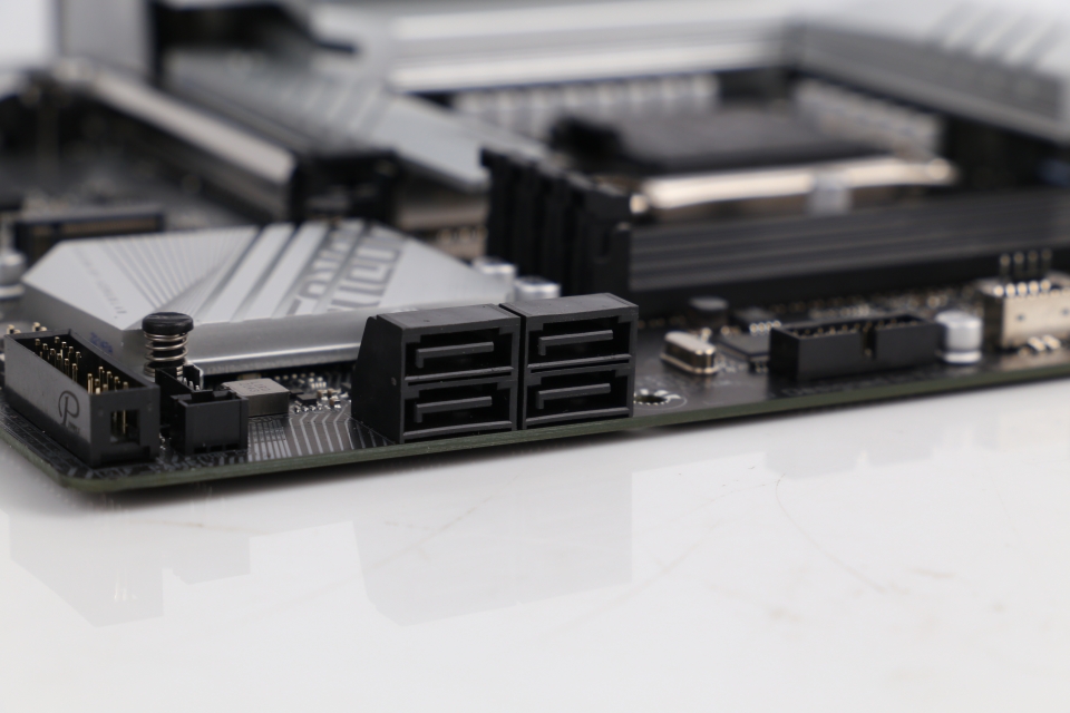 SATA 3 포트 4개를 더해 하드디스크나 SATA SSD로 용량을 확장할 수 있다.