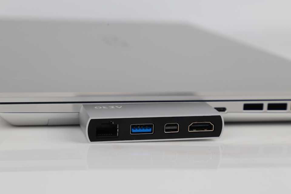 USB Type-C 허브를 통해 RJ45, USB Type-A, Mini DP, HDMI 포트를 사용할 수 있다.<br></p>
<p>