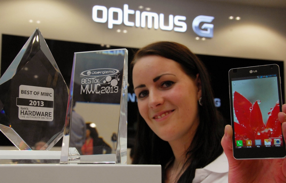 옵티머스 G는 MWC 2013에서 최고의 제품으로 선정되는 등 여러 호평을 받았다.