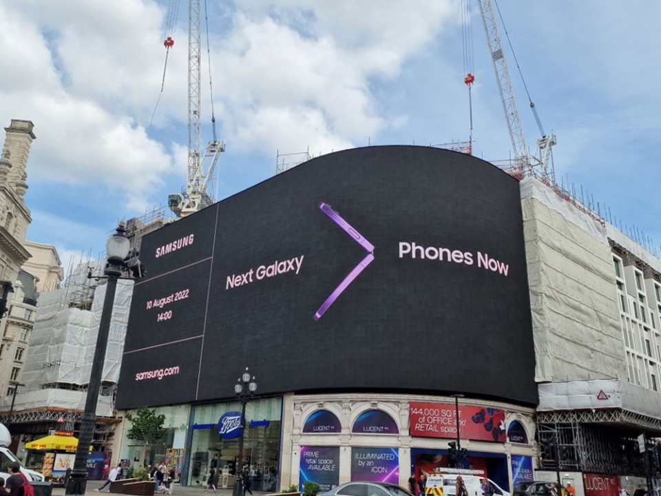 영국 런던 피카딜리 광장(Piccadilly Circus)의 삼성 갤럭시 언팩 2022 디지털 옥외 광고 사진.