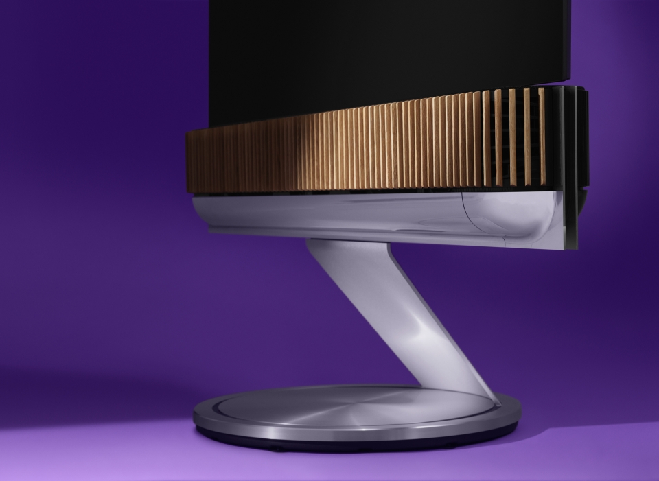 뱅앤올룹슨 베오사운드 시어터는 아름다운 디자인에 12개의 스피커로 웅장한 서라운드 사운드를 만들어내는 사운드바다.