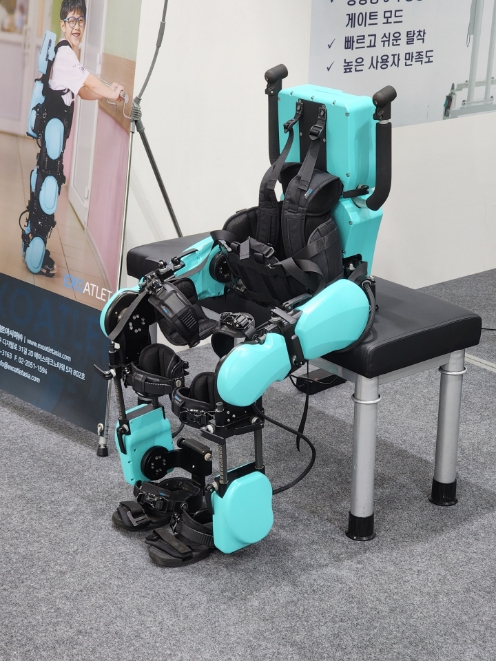 엑소아틀레트아시아는 아이들을 위한 보행보조 로봇인 Kinder BM21을 선보였다.