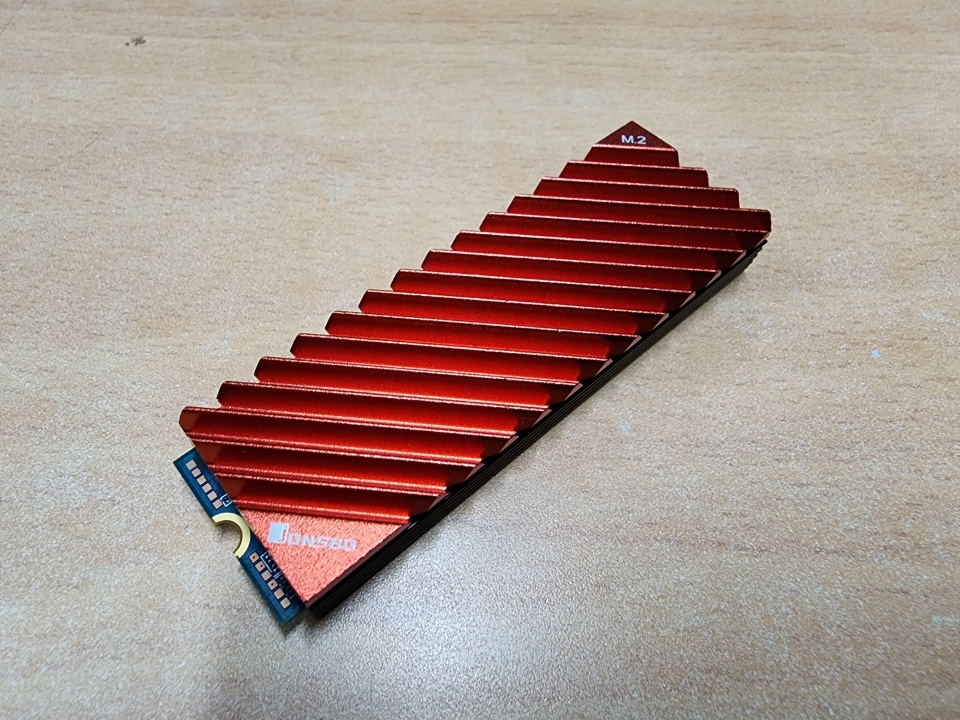 양면 히트싱크는 SSD의 위아래에 방열판을 붙이는 방식이다.