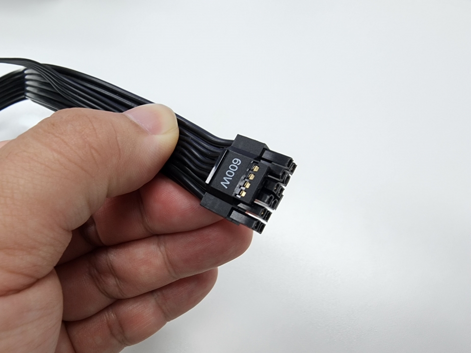 엔비디아 지포스 RTX 40 시리즈는 새로운 12VHPWR 커넥터를 사용한다.