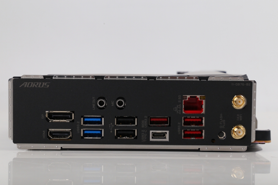 작은 크기의 메인보드지만 후면 포트에 USB Type-A 포트 7개와 USB Type-C 포트를 갖춰 다양한 주변기기를 손쉽게 연결할 수 있다.