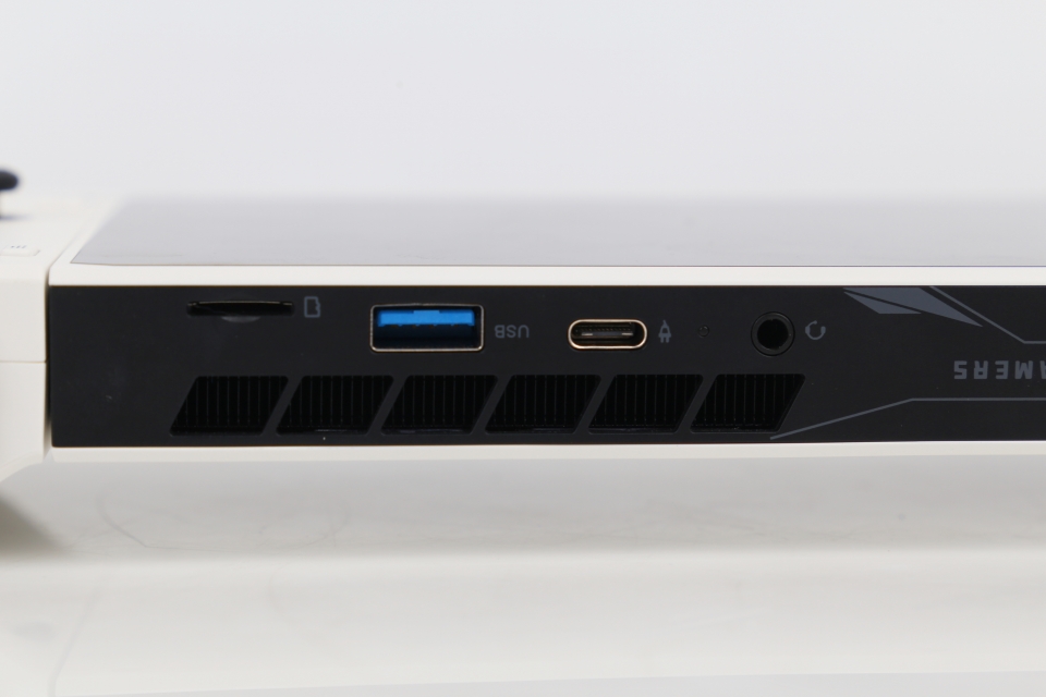 마이크로 SD 카드 슬롯, USB Type-A 단자, USB 4.0 단자, 그리고 3.5mm 오디오 단자를 확인할 수 있다.