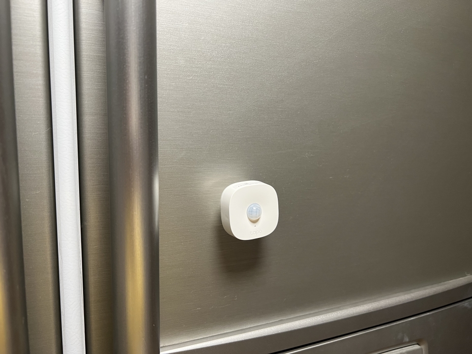 이외에도 T100 마운트에는 자석이 내장되어 있어 금속 재질의 냉장고 등에 접착테이프 없이 바로 고정시킬 수 있다.