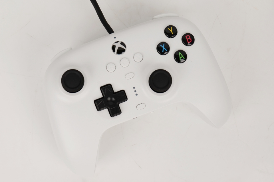É um produto aprovado pelo Xbox, mas o design exclusivo do 8BitDo é aplicado.