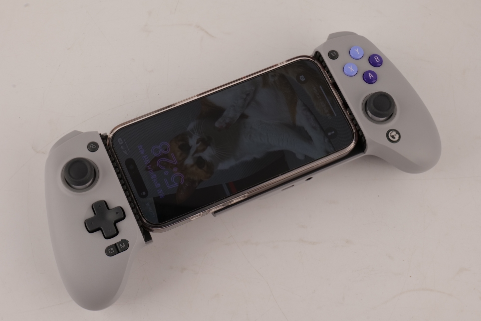 Gamesir G8은 ‘슈피겐 에어스킨하이브리드’ 케이스가 장착된 아이폰 15 프로를 문제 없이 바로 연결할 수 있었다.