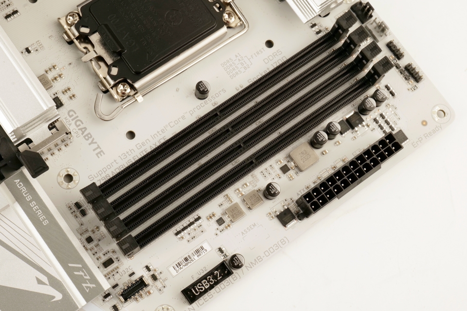 램 슬롯은 DDR5 규격이다.