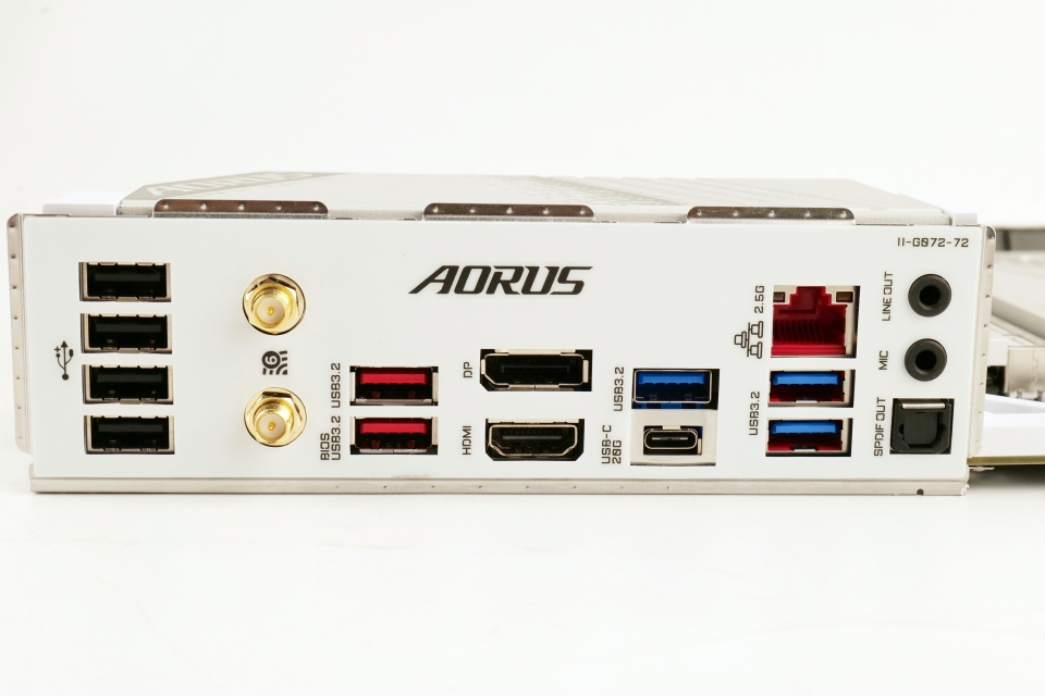 20Gbps의 빠른 속도를 지원하는 USB Type-C 3.2 Gen 2x2 단자나, 2.5기가비트 이더넷에 대응하는 등 단자 구성도 충실한 편이다.