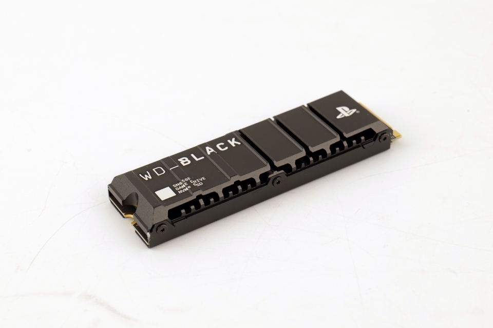 SN850P는 WD_BLACK 특유의 콘테이너가 연상되는 히트싱크와 M.2 NVMe SSD가 일체형으로 제작됐다.